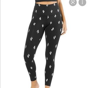NWOT Beyond Yoga Cactus Holographic Print High Rise Leggings Black
